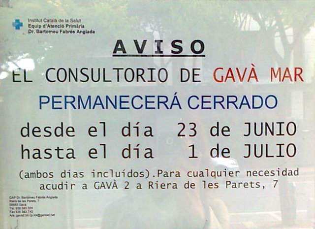 Cartel colgado en el dispensario mdico de Gav Mar informando de su cierre entre el 23 de junio de 2011 y el 1 de julio de 2011